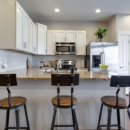 Music Row Luxury Suites - Two King Bedrooms - Private Garage & Ensuite Baths-2