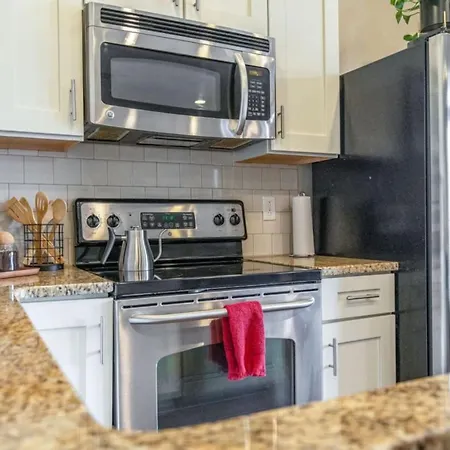 Music Row Luxury Suites - Two King Bedrooms - Private Garage & Ensuite Baths-3